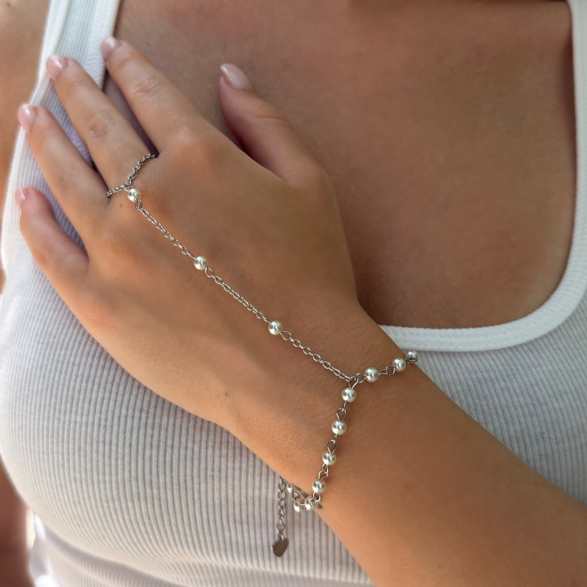 Evry Jewels Bella Pearl Hand Chain
