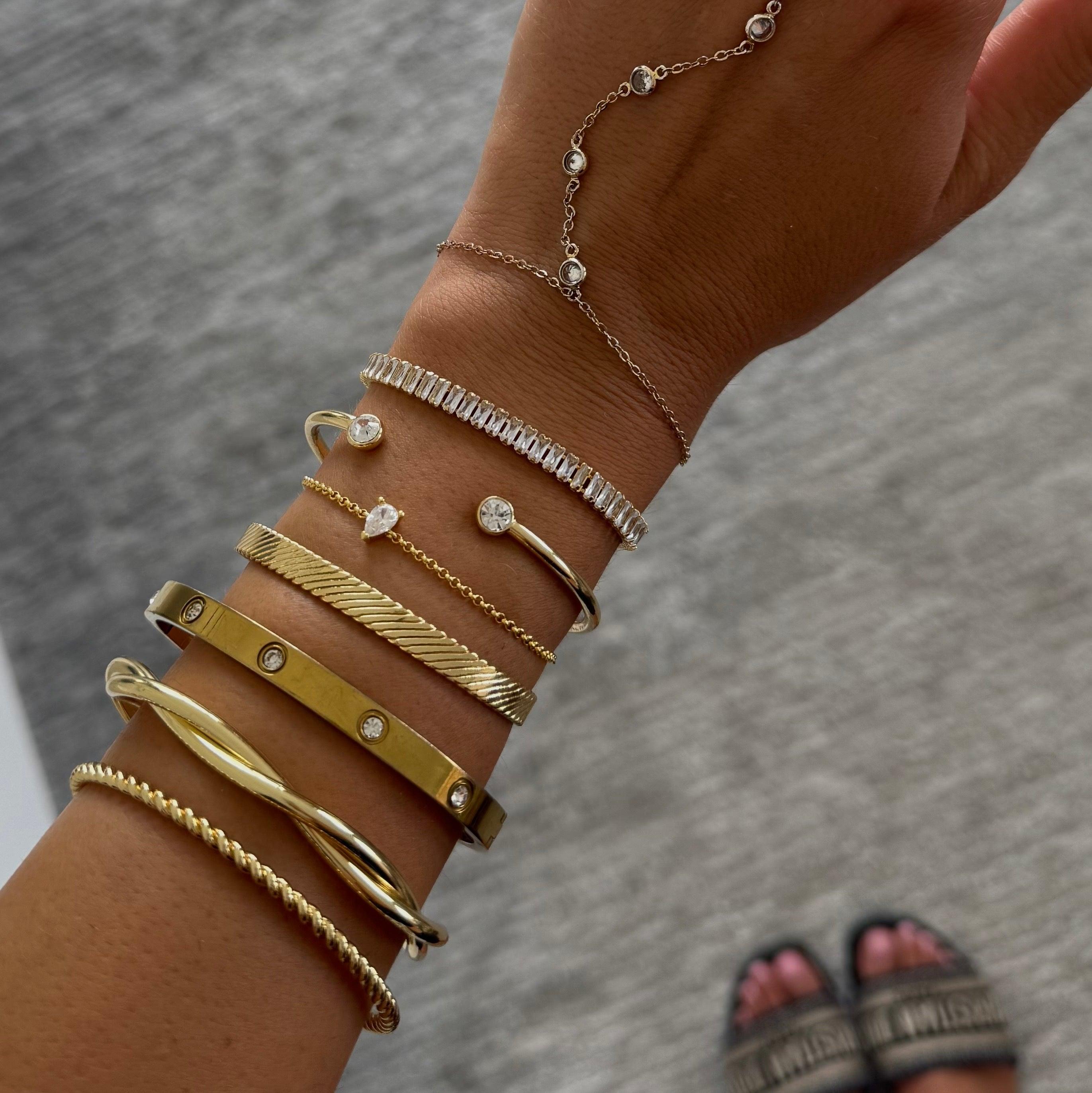 Evry Jewels Twist Of Fate Bangle